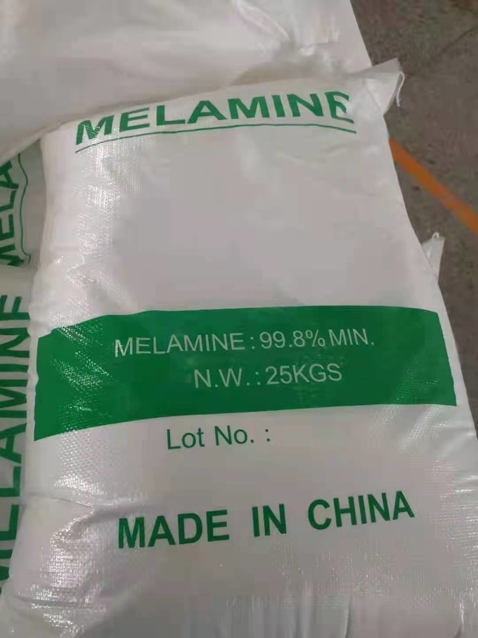 सफेद 99.8% मेलामाइन रसायन कच्चे माल सीएएस 108-78-1 3